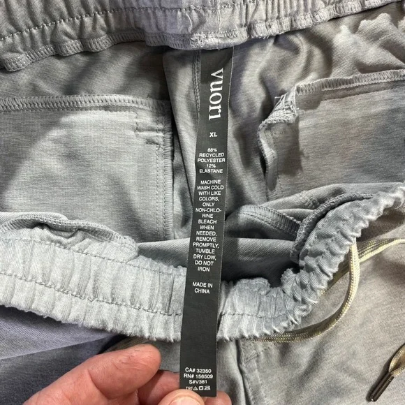 Vuori Mens Light Gray Performance Athletic Shorts Zipper Pockets Size XL